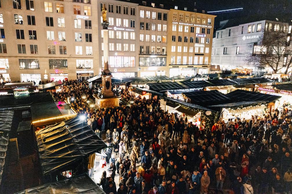 Blick auf das gut besuchte Marktgelände.