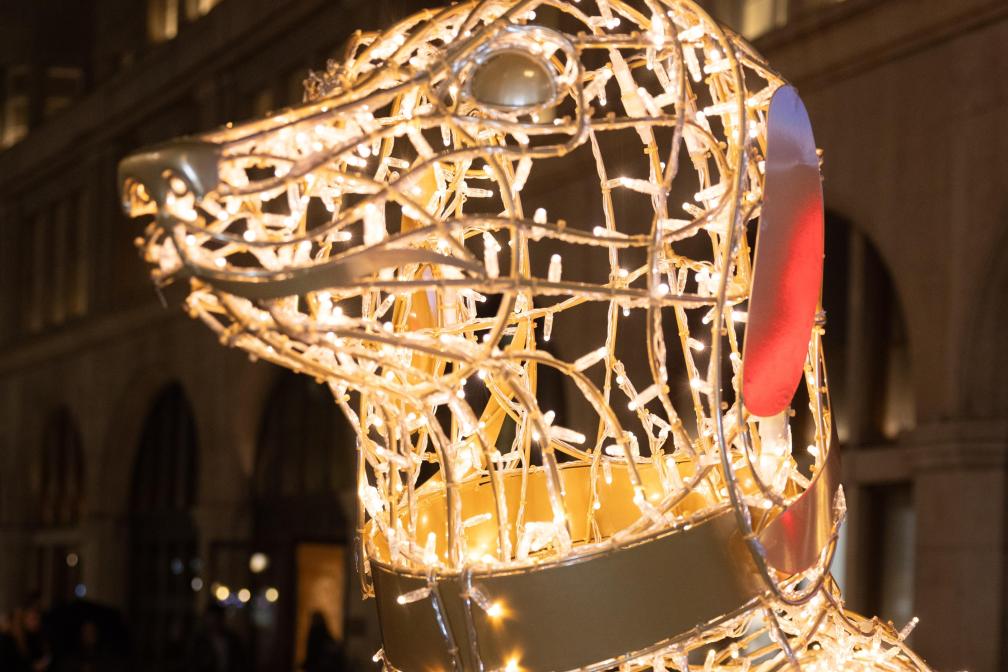 Der Dackel passt zu München. Er macht nun auch auf dem Christkindlmarkt "Bella Figura"