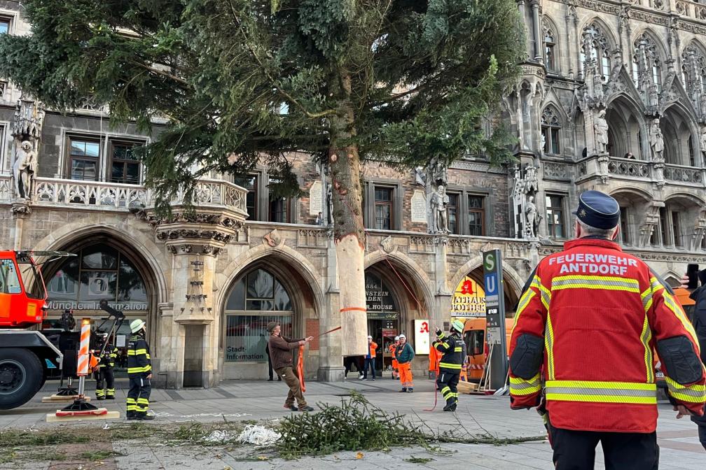 Auch die Antdorfer Feuerwehr unterstützte tatkräftig die Münchner Kollegen.