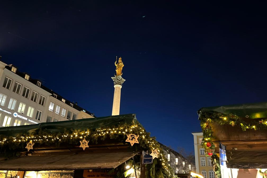 Vor dem Anleuchten erlebte München einen prächtigen Spätherbsttag.