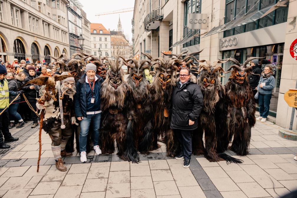 Gruppenfoto mit Organisator Tom Bierbaumer, Clemens Baumgärtner, Referent für Arbeit und Wirtschaft, und die Gruppe Sparifankerl-Pass.