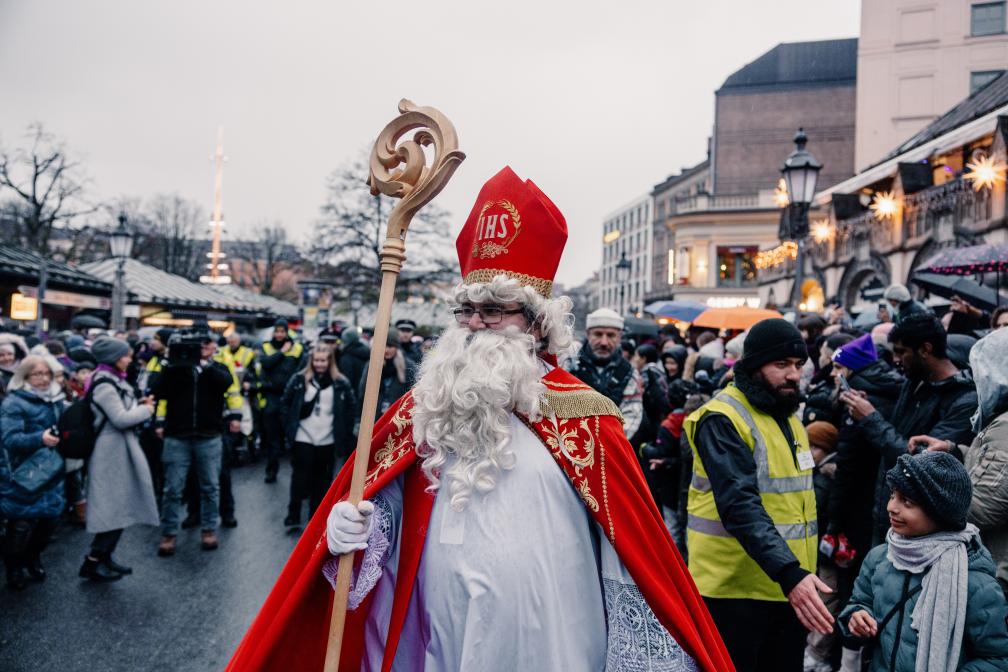 Auch der Heilige Nikolaus, der traditionell vom Krampus begleitet wird, nahm am Umzug teil und bildete das Schlusslicht.