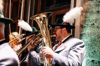 Adi Stahhuber und seiner Isartaler Blasmusik spielten weihnachtliche Weihen.