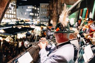 Zum Christkindlmarkt ertönt besinnliche Adventsmusik vom Rathausbalkon. 