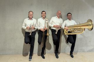 IsarBrass IsarBrass haben sich 2014 gegründet und seitdem ein klingendes Repertoire an festlicher, melancholischer und fröhlicher Musik erarbeitet.