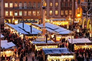 Verschneite Marktstände auf dem Christkindlmarkt