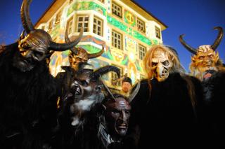 Archivfoto mit Krampussen vor dem Ruffinihaus im Jahr 2006.