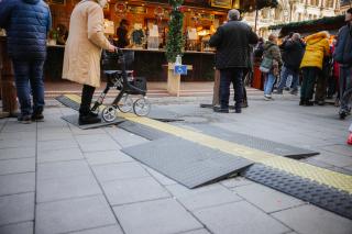 Frau mit Rollator auf dem Christkindlmarkt