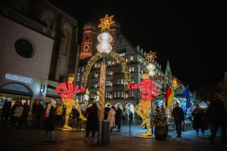Die beiden Schäffler-Figuren erfreuen die Christkindlmarkt-Gäste Die beiden Schäffler-Figuren erfreuen die Christkindlmarkt-Gäste