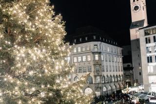 Der voll beleuchtete Christbaum am Marienplatz. Der voll beleuchtete Christbaum am Marienplatz.