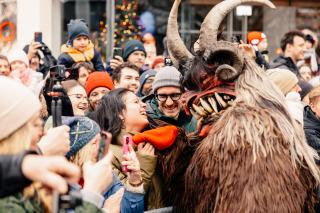 Die Krampusse, Perchten und Klausen sorgten für große Begeisterung bei den zahlreichen Schaulustigen.
