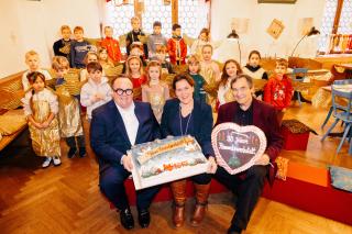 Clemens Baumgärtner, Verena Dietl und Haimo Liebich mit Jubiläumstorte und Lebkuchenherzerl. Clemens Baumgärtner, Verena Dietl und Haimo Liebich mit Jubiläumstorte und Lebkuchenherzerl.