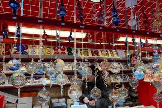 Christbaumschmuck gibt's am Stand von Monika Ettengruber. Christbaumschmuck gibt's am Stand von Monika Ettengruber.