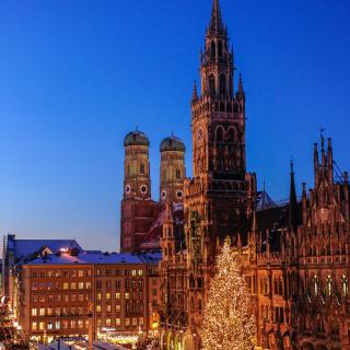 Panoramablick auf den Münchner Christkindlmarkt