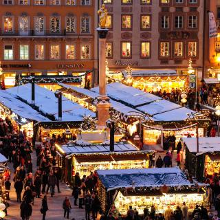 Verschneite Marktstände auf dem Christkindlmarkt